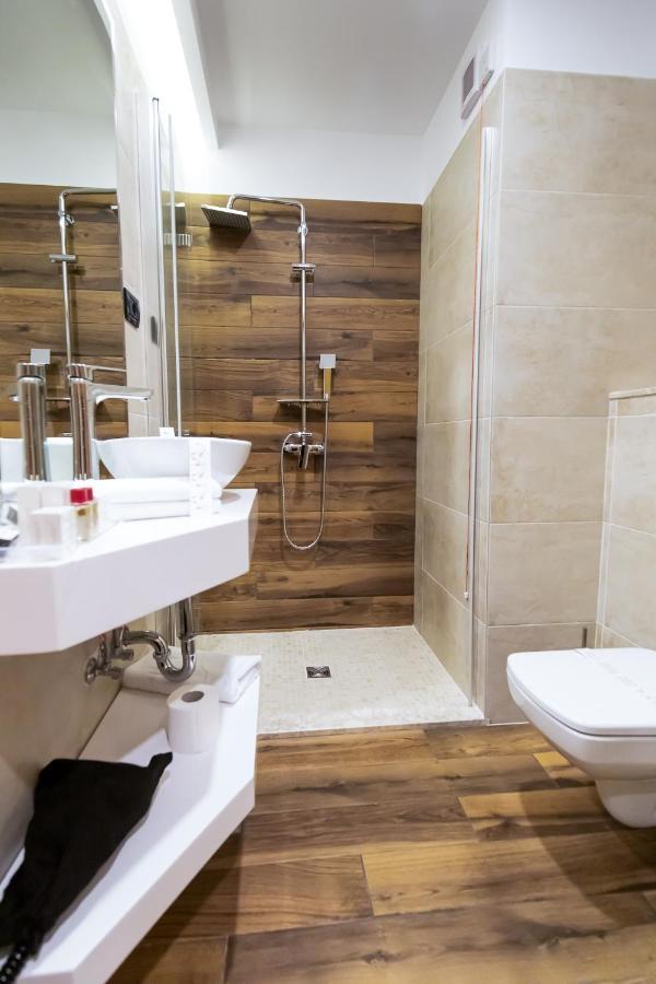 Grand View Hotel & Suites Copou Iasi Ngoại thất bức ảnh