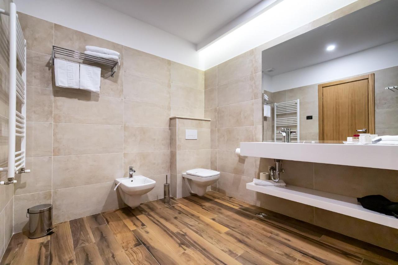 Grand View Hotel & Suites Copou Iasi Ngoại thất bức ảnh